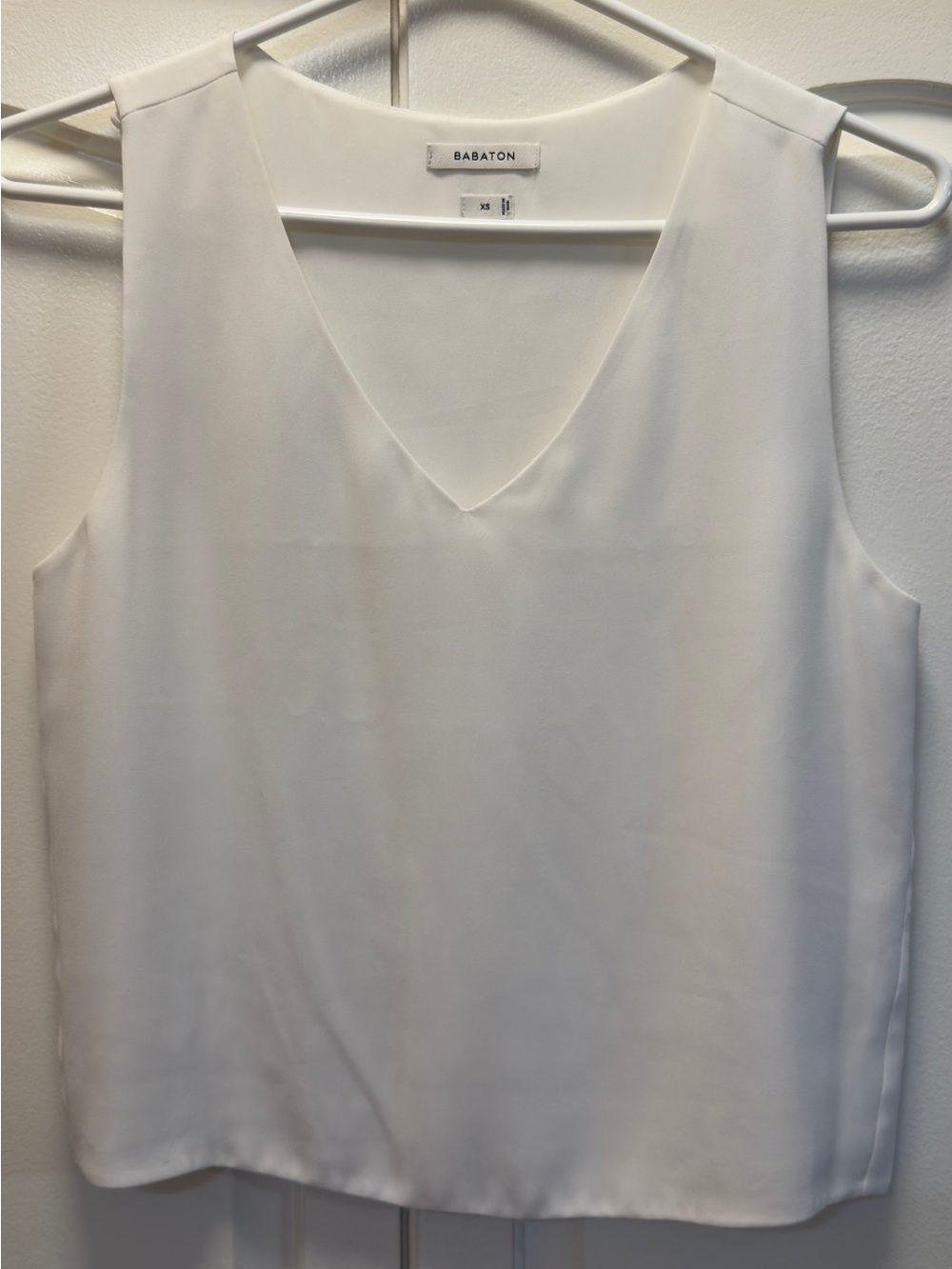 Aritzia Babaton White V-Neck Sleeveless Blouse